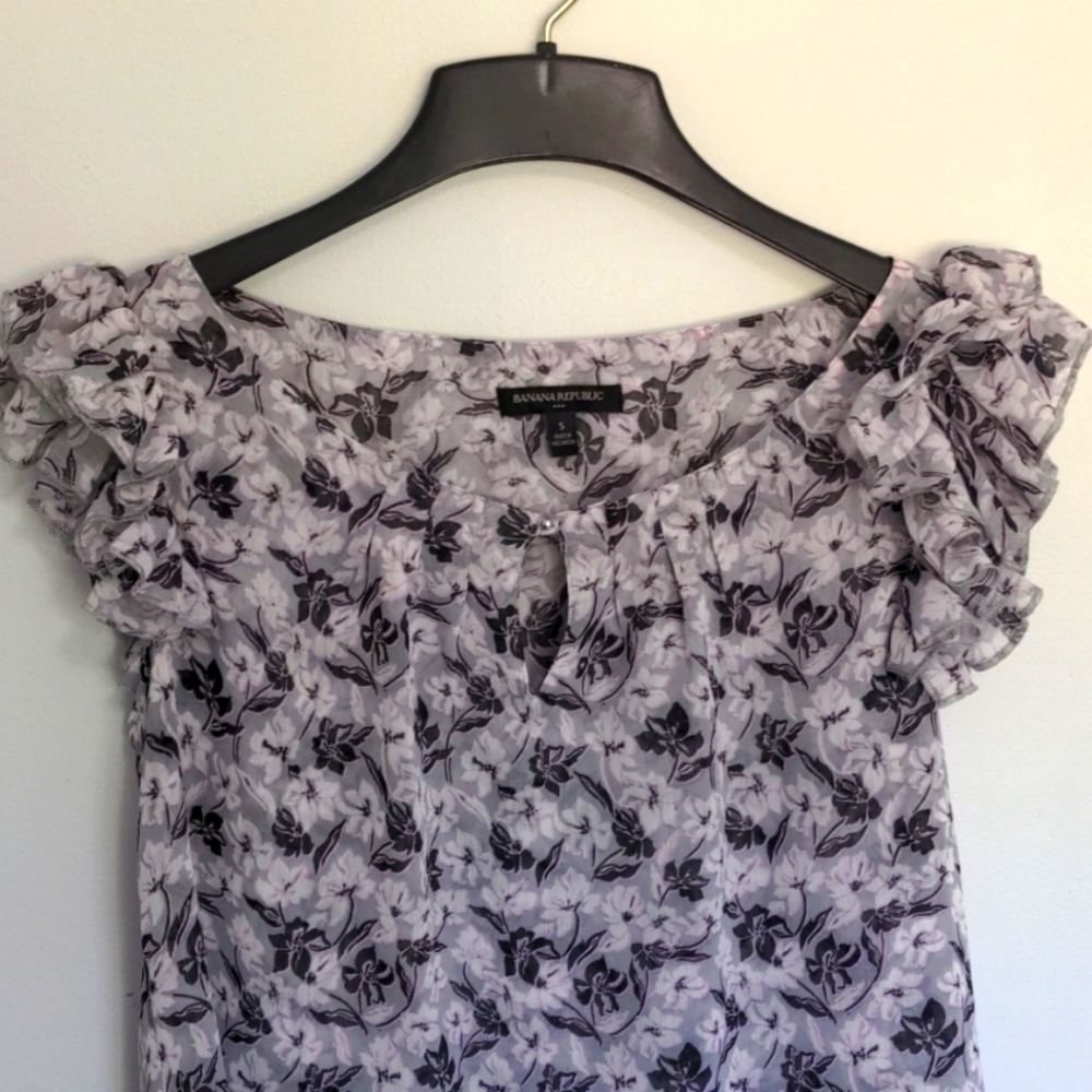 Banana Republic floral print ruffled cap sleeve S